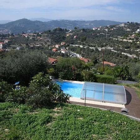 Lazzarini Rosella In Con Piscina A 2km Dal Mare Imperia